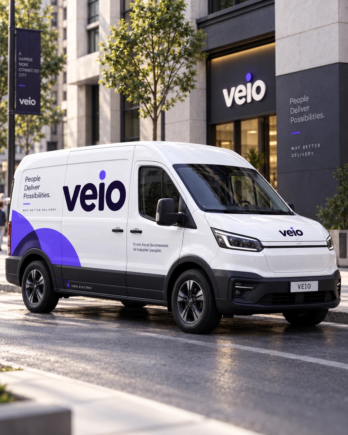 Baltas VEIO automobilis miesto gatvėje.